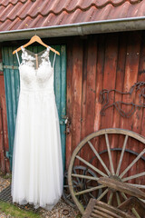 Hochzeitskleid am Pferdestall