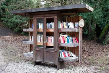 Ein alter Schrank im Kurpark, mit Büchern gefüllt