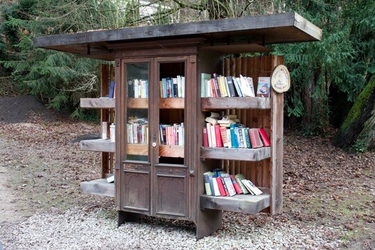 Ein alter Schrank im Kurpark, mit B&uuml;chern gef&uuml;llt
