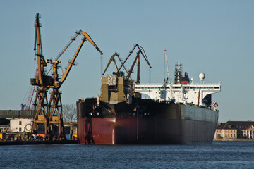 Duży statek handlowy w stoczni w Gdańsku
