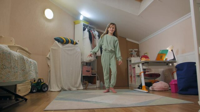 Girl splits leg home sport
