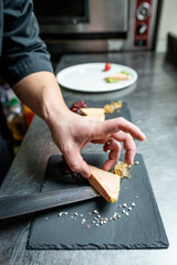 dressage de foie gras dans cuisine de restaurant - obrazy, fototapety, plakaty