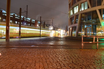 Berlin Hackescher  Markt. Langzeitbelichtung mit einer Stra&szlig;enbahn. 