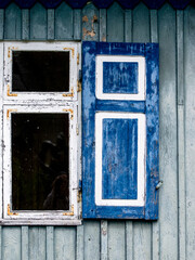 Obraz na płótnie Canvas blue old window on wall