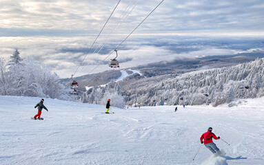 Obraz premium Mont and Tremblant Lake in winter with skiers on the foreground, Quebec, Canada