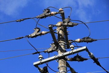 複雑に電線が接続されている「電信柱」の上部