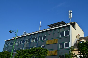 Fototapeta na wymiar Antenne de téléphonie mobile sur un immeuble.