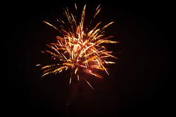 Fajerwerki w nowy rok, kolorowe sztuczne ognie, barwne rozbłyski światła na tle nocnego nieba.