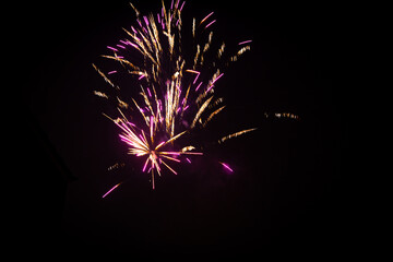 Fajerwerki w nowy rok, kolorowe sztuczne ognie, barwne rozbłyski światła na tle nocnego nieba. - obrazy, fototapety, plakaty