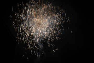 Fototapeta Fajerwerki w nowy rok, kolorowe sztuczne ognie, barwne rozbłyski światła na tle nocnego nieba. obraz