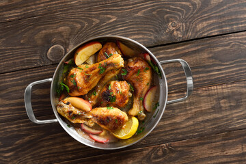 Chicken drumsticks baked with apples and herbs