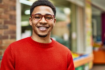 Obraz premium Handsome african american man outdoors