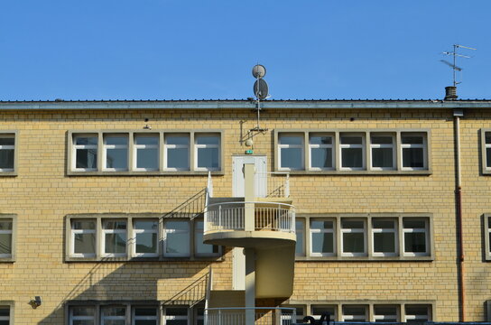 B&acirc;timent avec escalier ext&eacute;rieur.