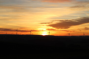Abendstimmung im Hunsrück. Abendrot. Sonnenuntergang. Windpark.