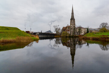 Fototapeta na wymiar Copenhagen church next to a lake