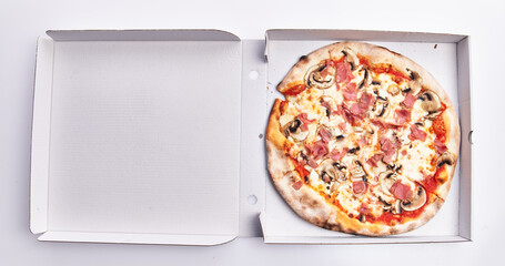  Single prosciutto e funghi italian pizza on delivery box isolated over white background