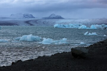 Mniejsze i większe odłamki lodowca w jeziorze Jökulsárlón, Laguna Lodowcowa, Islandia (7) /...