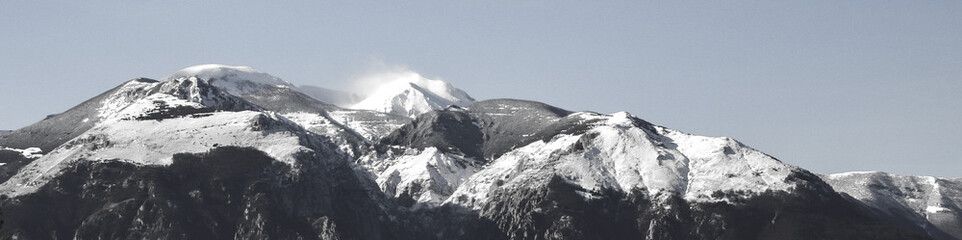 Fototapeta na wymiar view of the Majella mountain in Italy with a snow-capped peak and the wind sweeping it