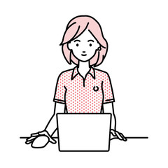 デスクで座ってPCを使っているポロシャツの女性