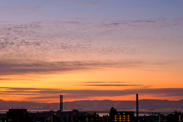 都市の夜明け。太陽が雲に隠れて姿を見せないが、辺りは少しずつ明るくなるマジックアワー。神戸岡本の山手、岡本梅林公園より撮影