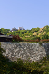 Fototapeta na wymiar 愛媛県松山市にある日本の城「松山城」と「二之丸史跡庭園」