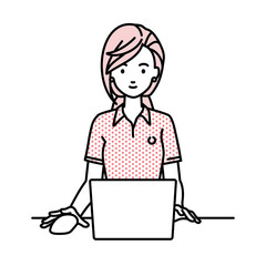 デスクで座ってPCを使っているポロシャツの女性