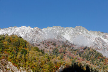 北アルプスの紅葉と冠雪の立山