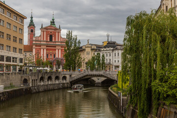 Fototapeta na wymiar Ljubljanica river and Franciscan Church of the Annunciation in Ljubljana, Slovenia