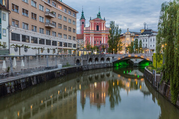 Fototapeta na wymiar Ljubljanica river and Franciscan Church of the Annunciation in Ljubljana, Slovenia