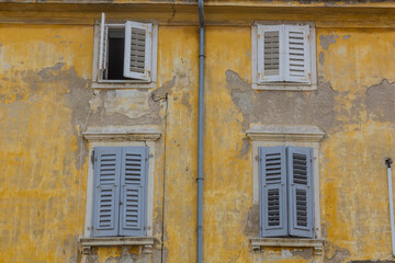 Obraz na płótnie Canvas Windows of an old house in Piran town, Slovenia