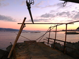 漁港の夜明け