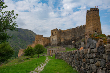 Fototapeta na wymiar the fortress is located on a cliff above the Paravani River