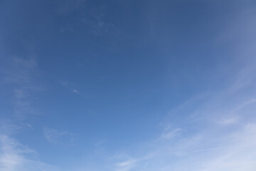Blauer Himmel mit weissen Wolken zur weiteren Bearbeitung in einer Bildbearbeitung. Gut geeignet zum Austausch eines bestehenden Himmels.