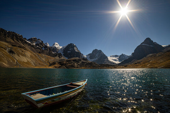 Kleines boot auf einem Bergsee in der Morgensonne