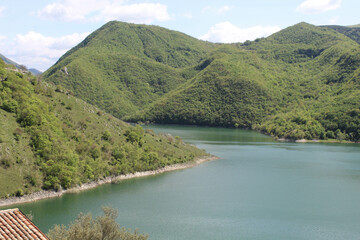 Naklejka premium lago del turano e castel di tora
