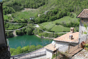 Fototapeta na wymiar lago del turano e castel di tora