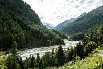 Fototapeta na wymiar Flusslandschaft in den Alpen