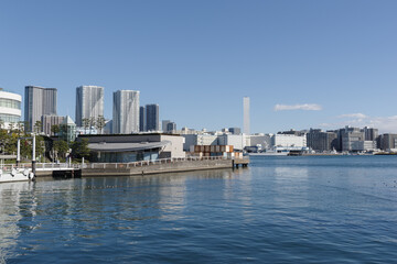 Fototapeta na wymiar 日の出桟橋から見える、東京湾お台場方面の風景