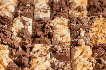 Weiße und braune Schokolade vorbereitet für eine Bruchschokolade 