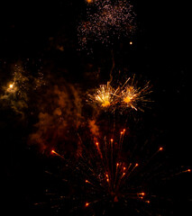 Abstrakte Funken von einem Silvester Feuerwerk für Hintergründe
