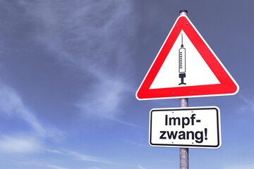 Verkehrsschild - Achtung - Coronavirus - Impfzwang - Himmel - Wolken