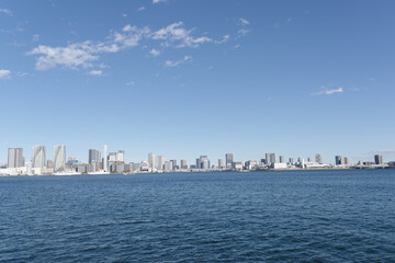 Fototapeta premium 都立芝浦南ふ頭公園から望む、レインボーブリッジやお台場方面の風景 港区、海岸・芝浦地区