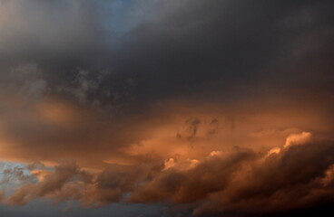 Wolkenhimmel bei Abendrot