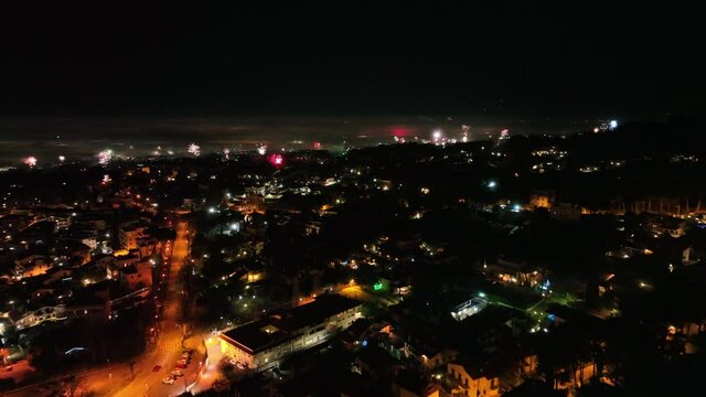 Fuochi d'artificio ripresi col drone durante il capodanno in Italia.
Vista aerea dei fuochi d'artificio sullo skyline di Roma.