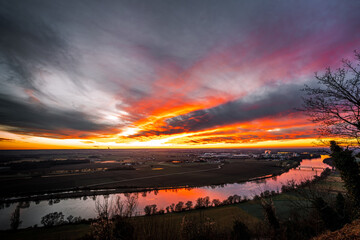 Naklejka premium Gäubodenstadt Straubing Panorama bei Nacht mit Lichtern und Abendrot