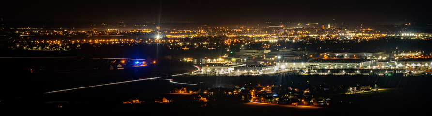 Fototapeta na wymiar Gäubodenstadt Straubing Panorama bei Nacht mit Lichtern und Abendrot