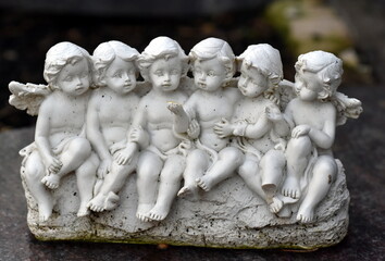 Sechs kindliche Engel in einer Reihe