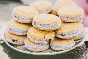 Plato lleno de alfajores de maicena rellenos de dulce de leche. Postre tipico de sudamerica