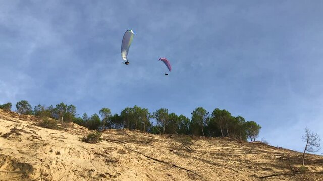 Parapentistes en vol sur la dune du Pilat par beau temps