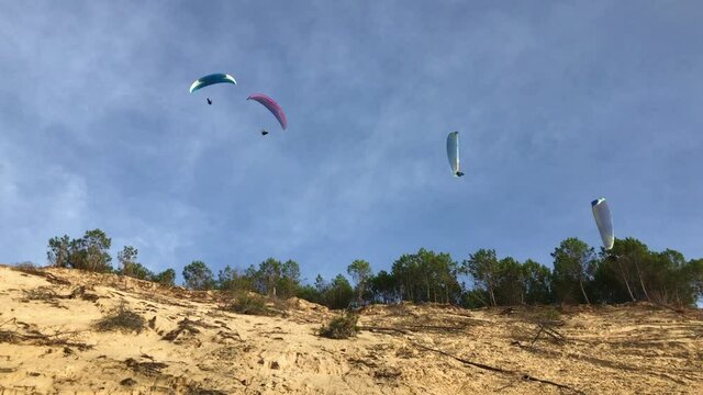 Parapentistes en vol sur la dune du Pilat par beau temps.
